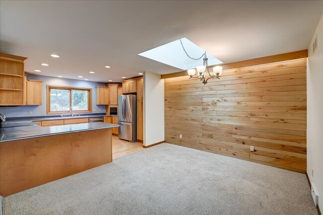 Building Photo - Parkwood Hills – Spacious 4 Bedroom, 3 Bat...