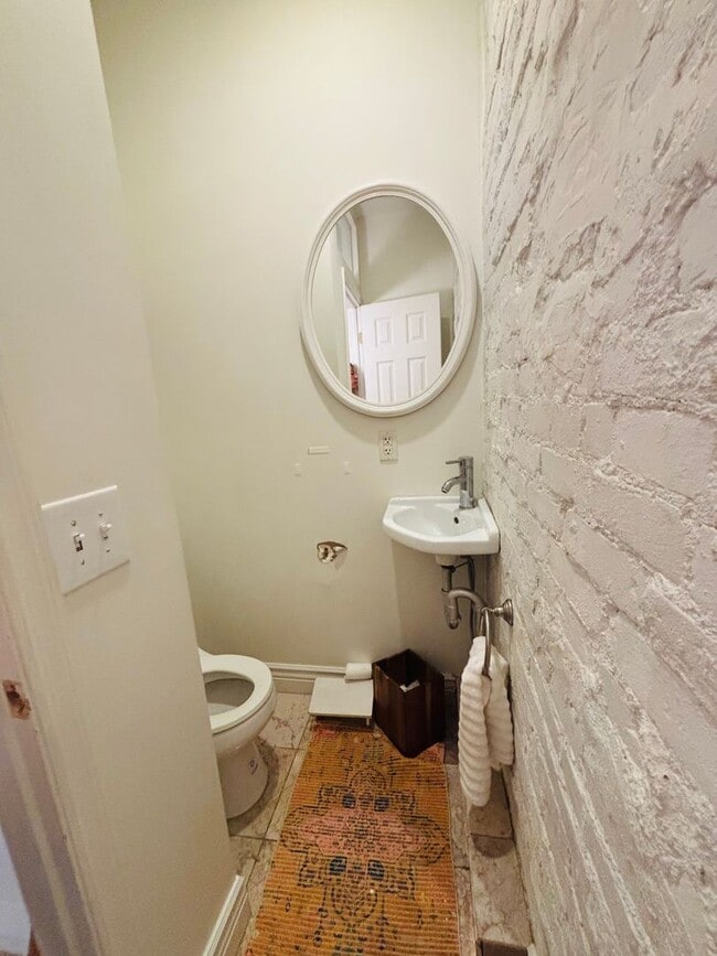 Building Photo - 2 bedroom, 2.5 bathroom brick townhouse