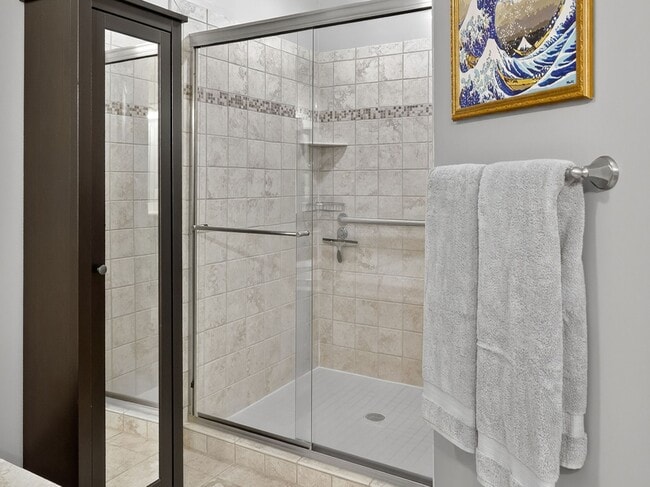 Building Photo - 5250 Grandview Square