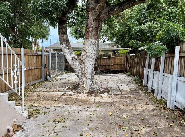 Building Photo - 437 NW 44th Ave