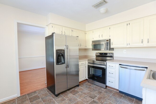 Building Photo - Spacious 4BR Home with a Fenced Yard & Jetted Tub