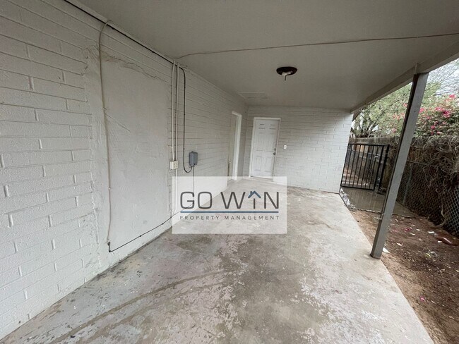 Building Photo - 608 N Drew St E