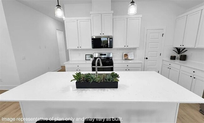 Building Photo - 2431 Longfellow Dr