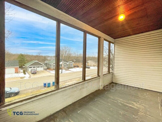 Building Photo - 738 E Main St