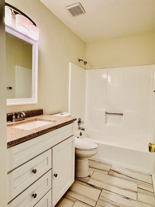 Building Photo - Charming & Spacious 3-Bedroom Home Just Mi...
