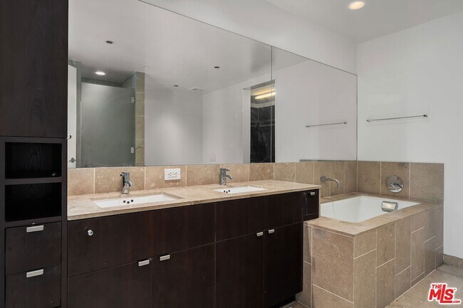 Building Photo - 6250 Hollywood Blvd