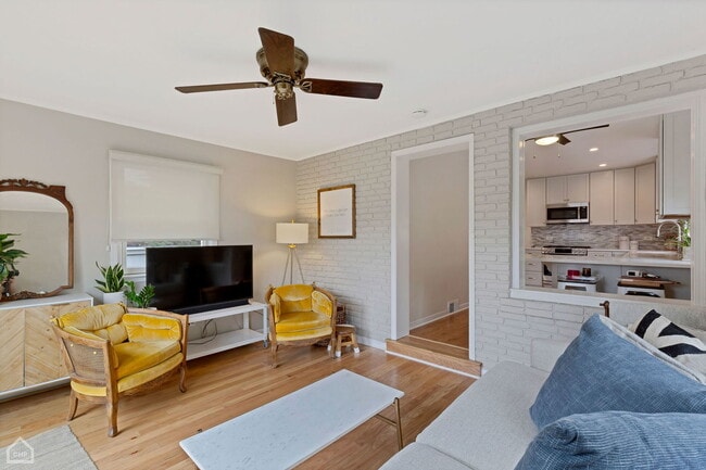 Building Photo - 4550 W Thorndale Ave