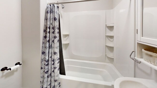 Building Photo - Carruth Ave &amp; Home Ave