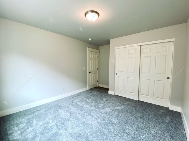 Building Photo - 3BR SE Bend home in great neighborhood wit...