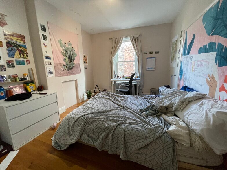 Building Photo - 686 Parker St