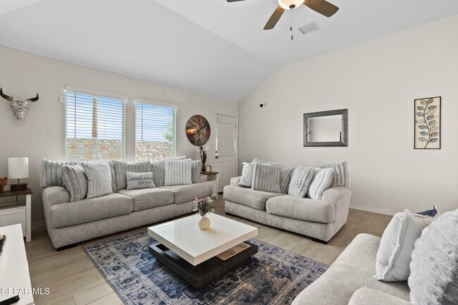 Building Photo - 13920 Loreina Luz Ave
