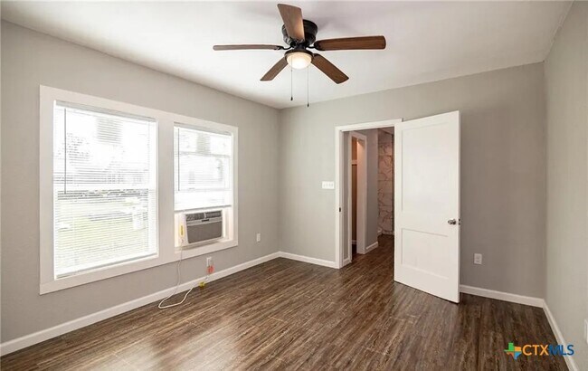 Building Photo - 2003 Woodlawn St