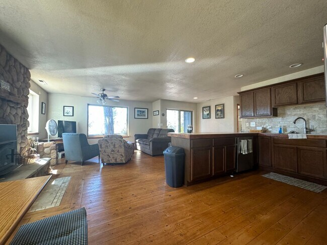 Building Photo - 3992 CA-147