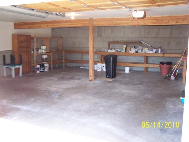 Building Photo - Spacious Home in Beautiful Neighborhood!