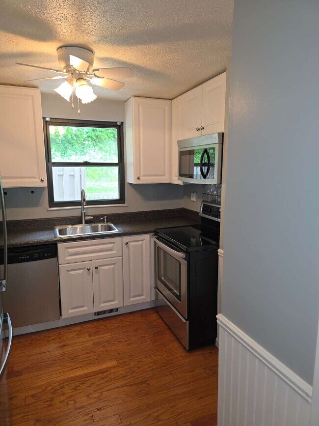 Building Photo - Beautiful Three Bedroom Townhome in Hunting Ridge Community