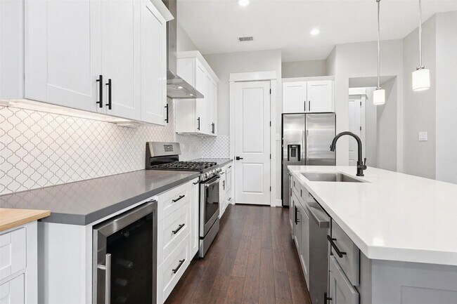 Building Photo - 913 Oak St