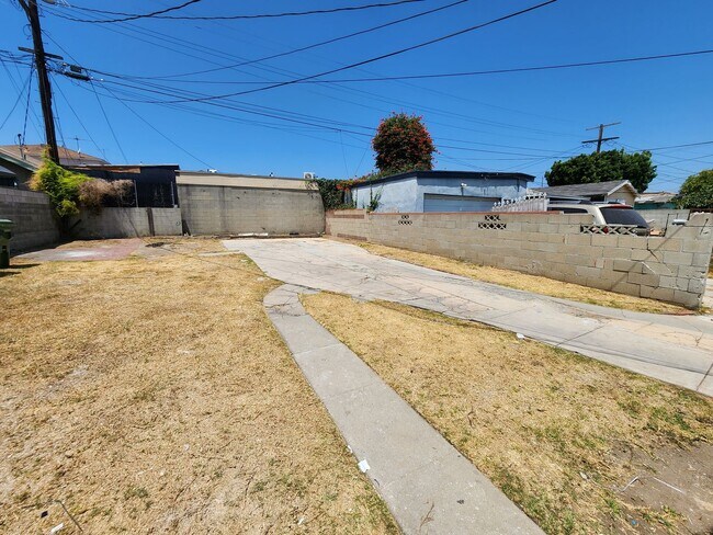 Building Photo - Charming 3 Bedroom / 2 Bathroom Home with ...