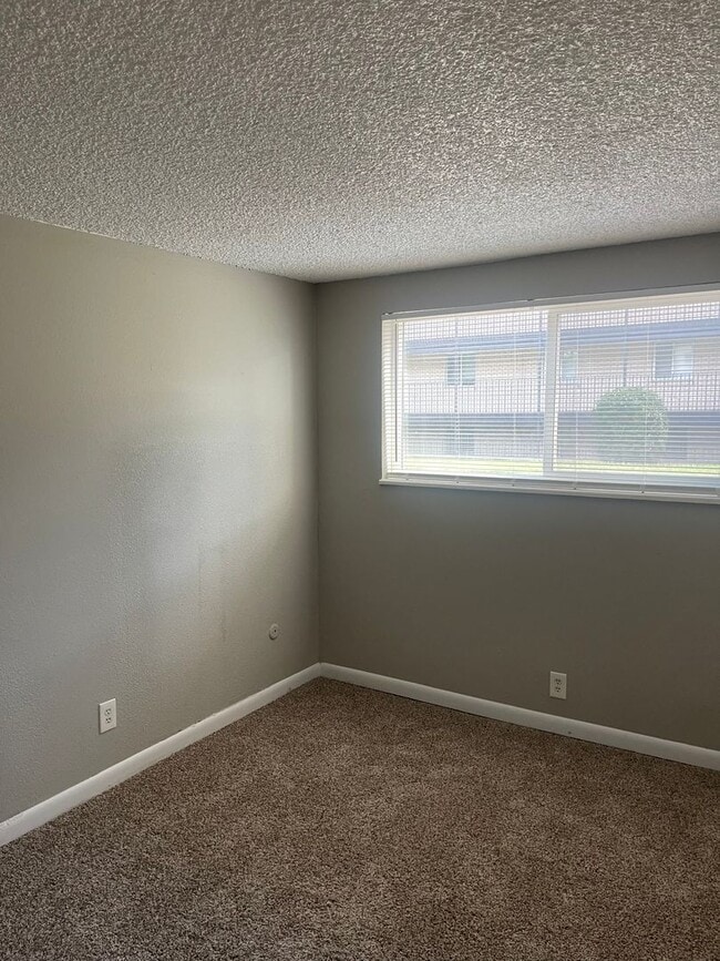 Building Photo - 3 Bedroom 2 Bathroom Condo in Applewood-Move in Ready!