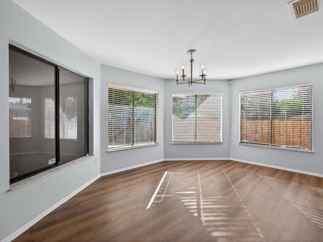 Building Photo - 566 SE Damask Ave