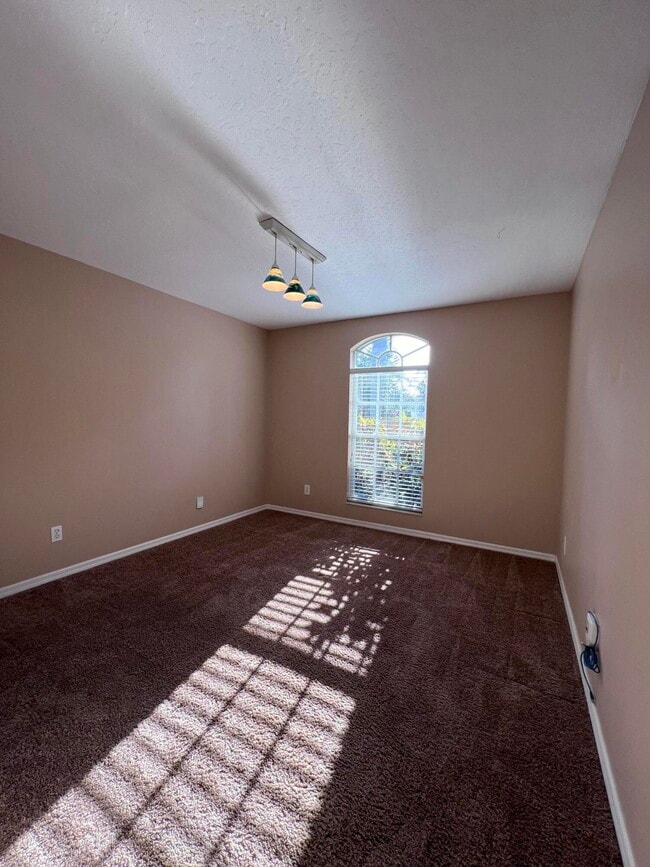 Building Photo - 830 Laurel Dr
