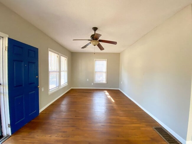 Building Photo - UPDATED 2 BD 1 BA NEAR