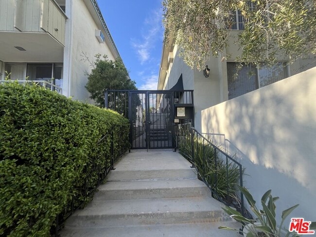 Building Photo - 11937 Darlington Ave