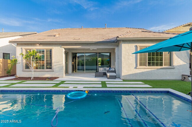 Building Photo - 2316 E Canary Dr