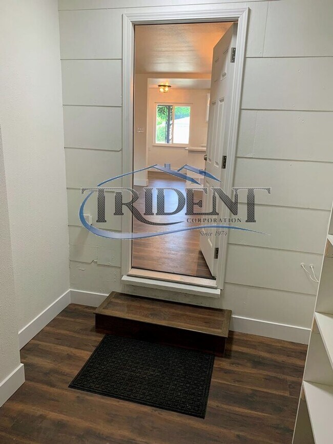 Building Photo - 685 N Barrett Rd