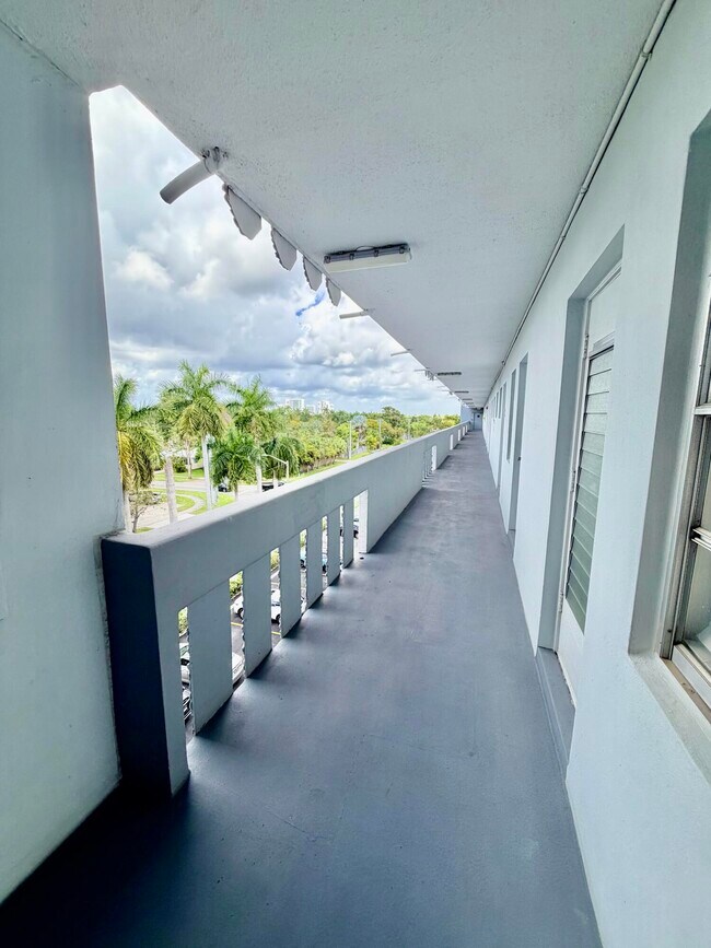 Building Photo - 1000 NE 14th Ave