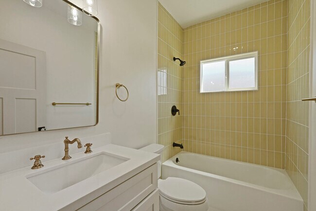 Building Photo - Beautifully updated 2/1 in North Oak Park! Located Close to UC Davis Med Center + MgGeorge Law Sc...