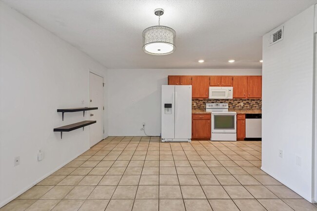 Building Photo - Nicely updated 2 bed/ 1 bath + Den near Sa...