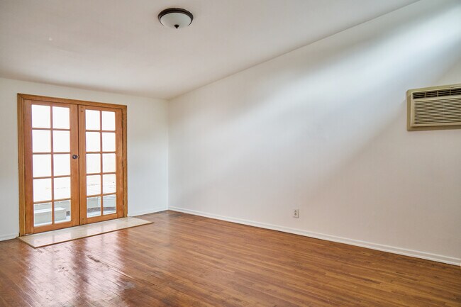 Building Photo - 6148 Glen Holly St