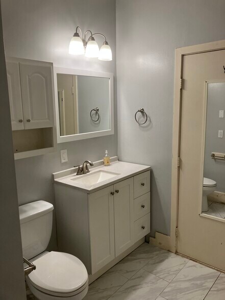 Building Photo - 24 Lee St