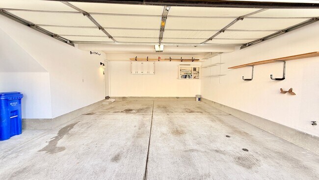 Building Photo - Bright & Lovely Two Story Townhome in the VistaMonte at San Luis Rey HOA Community of Oceanside!