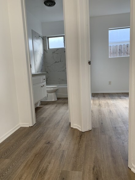 Building Photo - 13847 Burbank Blvd