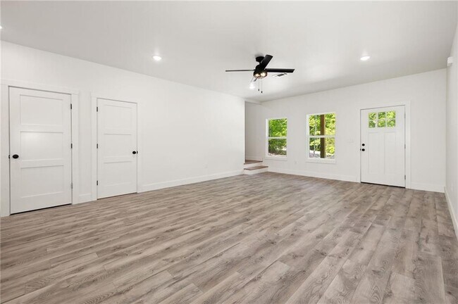 Building Photo - 4 Leven Ln