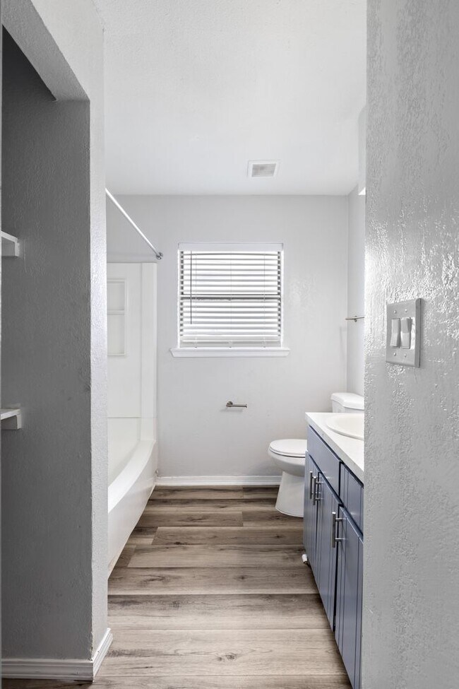 Building Photo - Beautifully Updated 1Bed / 1Bath Apartment Home