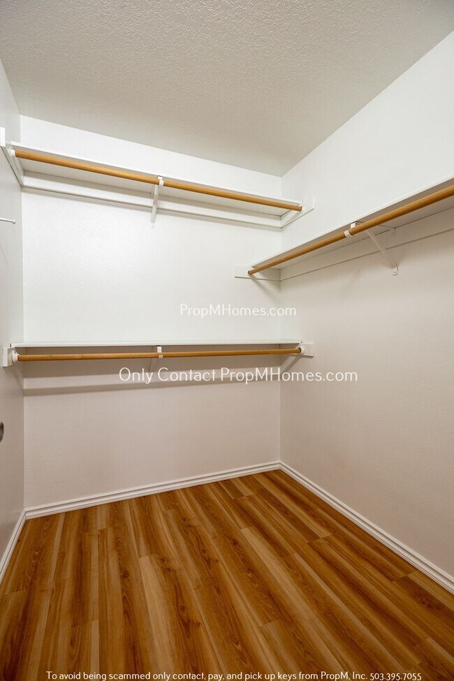 Building Photo - Open-Concept Living with Easy Portland Com...