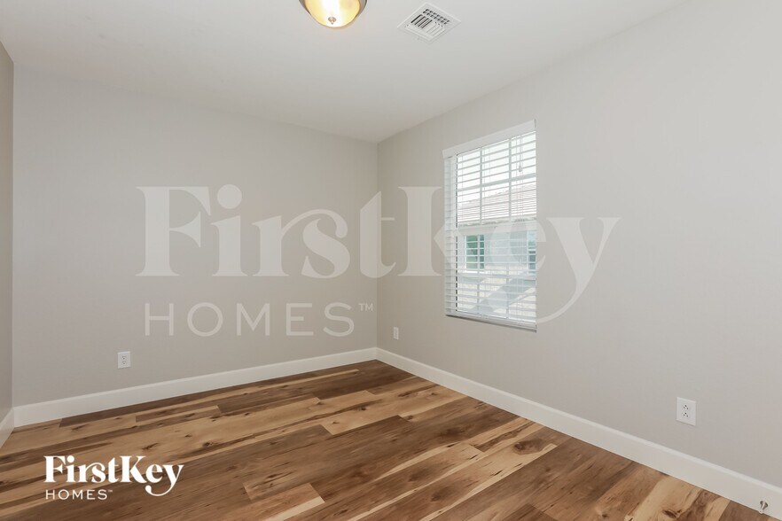 Building Photo - 940 S Henry Ln