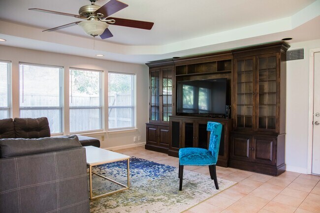 Building Photo - 10129 Solta Dr