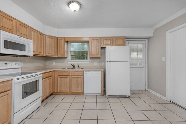 Building Photo - Charming 3 Bedroom Home in Pine Meadows – Prime Fort Walton Beach Location