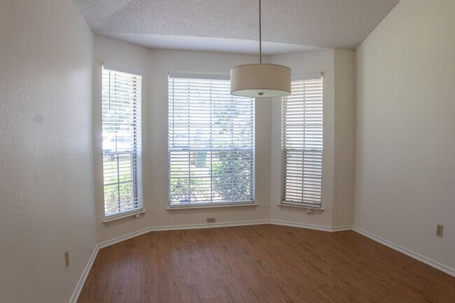 Building Photo - South Austin 3-bedroom/2-bath Home Reduced...