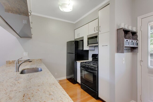 Building Photo - Charming 2 Bed 2 Bath Home on Historic Rus...