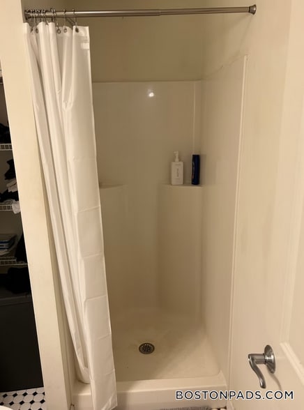 Building Photo - 461 Park Dr