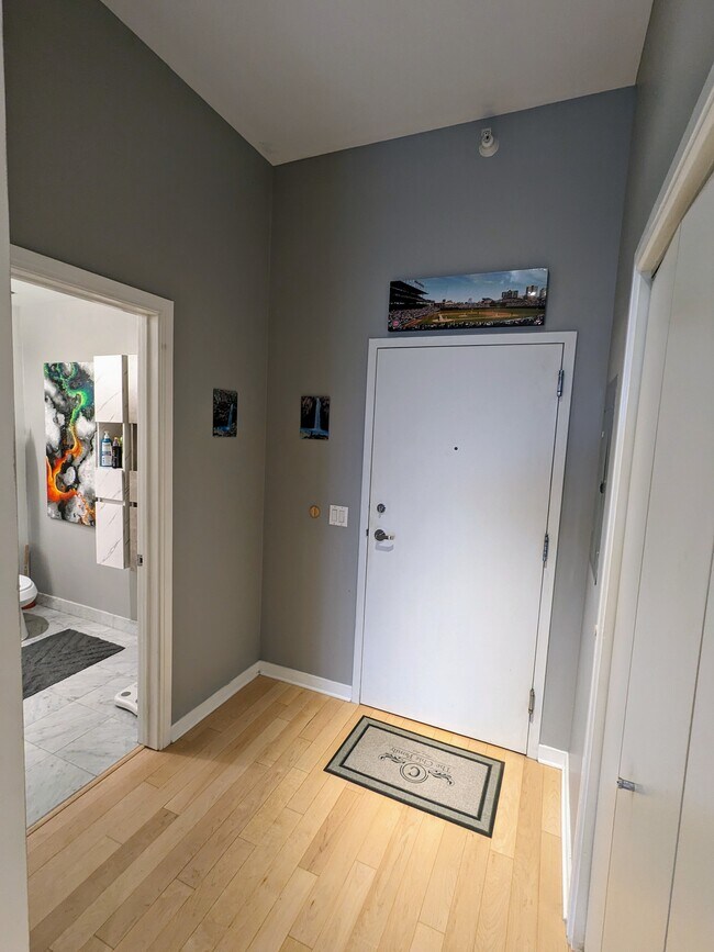 Building Photo - 860 W Blackhawk St