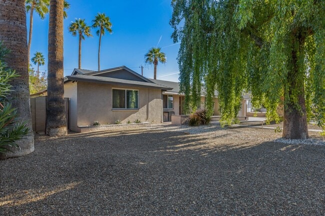 Building Photo - Cute 3 Bedroom 2 Bath In Phoenix!