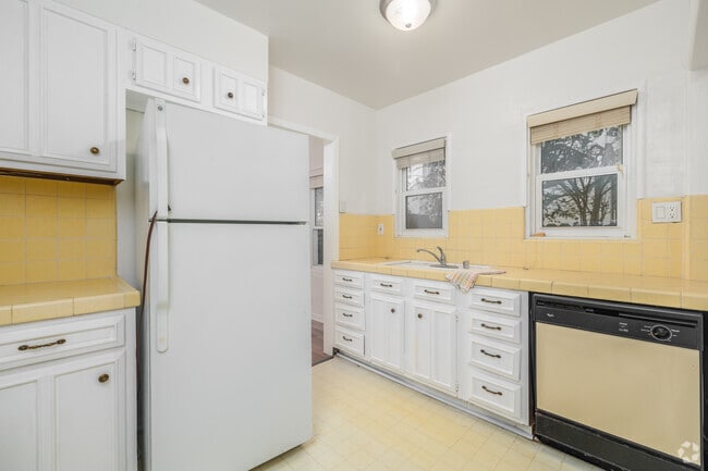 Interior Photo - 430 S Oakhurst Dr