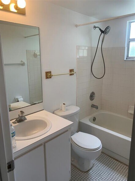 Building Photo - 511 Gardens Dr