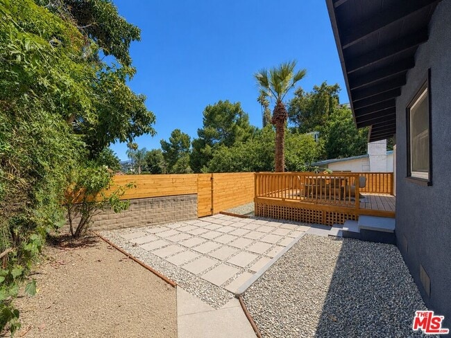 Building Photo - 885 Montecito Dr