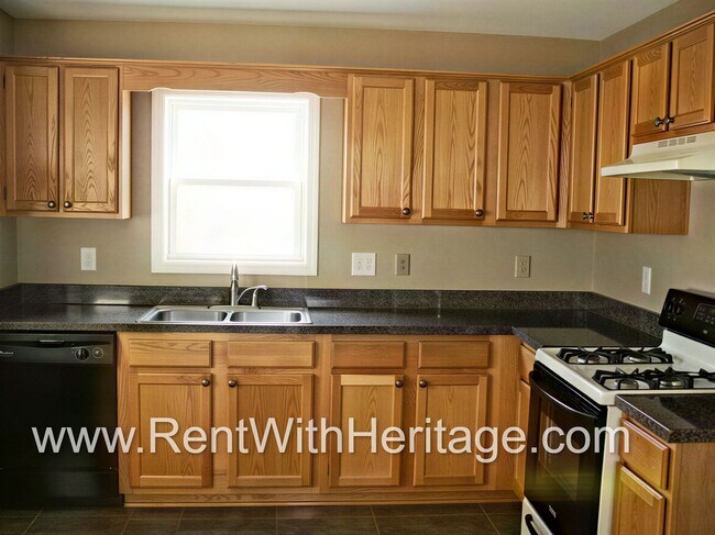 Building Photo - WOW!!!.....GORGEOUS 4Bd / 3Ba / UPGRADES GALLORE/ SWIM / TENNIS COMMUNITY